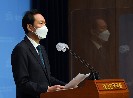서울시장 보궐선거 더불어민주당 우상호 예비후보가 14일 국회 소통관에서 기자회견을 갖고 박영선 예비후보의 정책을 검증하겠다고 밝히고 있다. 연합뉴스